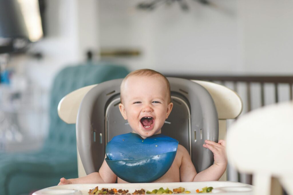 Bebê Feliz Comendo