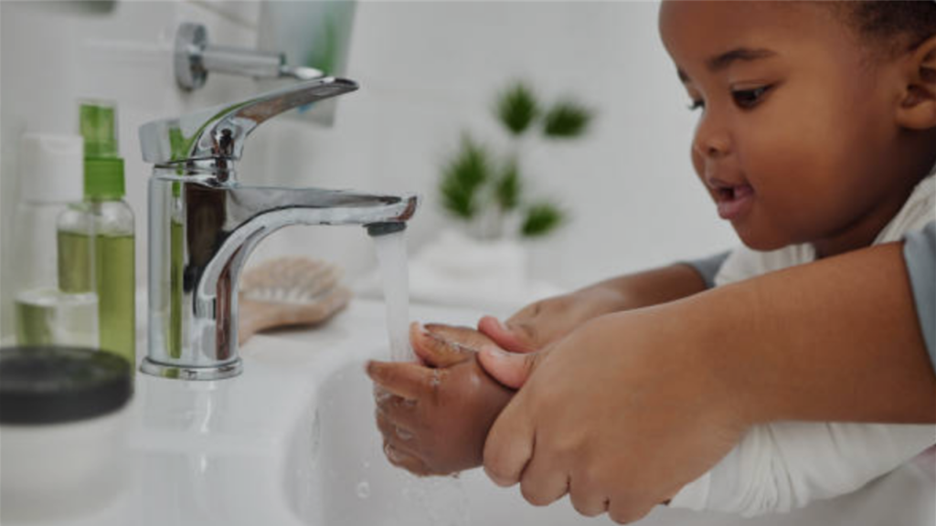 Criança Lavando As Mãos Antes de Almoçar